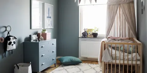 Mysigt barn sovrum med spjälsäng, byrå, leksaker och en fin matta.
