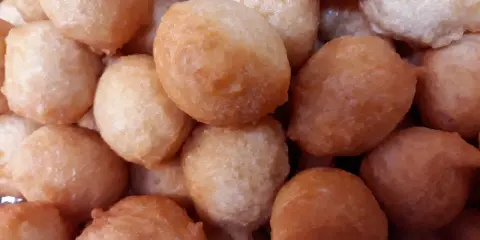 Un mucchio di pittule leverano, dorate e invitanti, pronte per essere gustate.