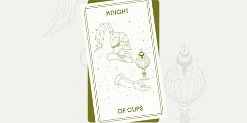 Rycerz Pucharów Tarot: hełm, puchar i dłoń w zbroi na tle gwiazd.