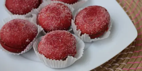 Dolcetti rossi ricoperti di zucchero, perfetti per scoprire cosa mangiare nelle Marche.