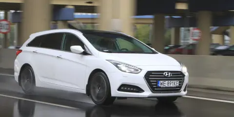 Biały Hyundai i40 1.7 CRDi na mokrej drodze, w ruchu miejskim.