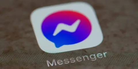 Messenger-ikonen med dess blåa och lila färggradient. Kanske en symbol för en blockad på Messenger, där kommunikationen avbryts.