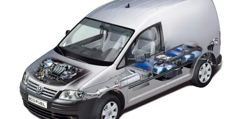 Volkswagen Caddy z silnikiem i zbiornikami na benzynę CNG.