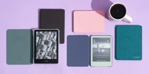 Różne etui na Kindle Paperwhite 4: zielone, różowe, granatowe, turkusowe. Obok kubek kawy.