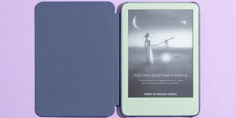 Granatowe etui na Kindle 11 obok zielonego czytnika. Na ekranie Kindle grafika z kobietą i teleskopem.
