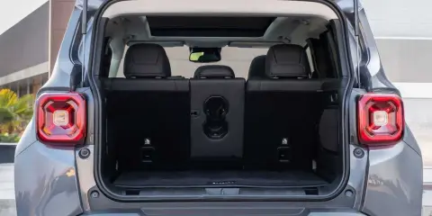 Bagagliaio aperto di una Jeep Renegade, con sedili posteriori abbassati. Le dimensioni sono perfette per ogni avventura.