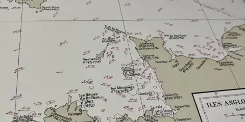 Carte des courants marins de Bretagne et des îles Anglo-Normandes, indiquant les heures et les vitesses des marées.