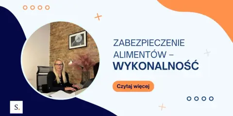 Kobieta przy biurku, tekst "ZABEZPIECZENIE ALIMENTÓW – WYKONALNOŚĆ". Dowiedz się, ile się czeka na zabezpieczenie alimentów.