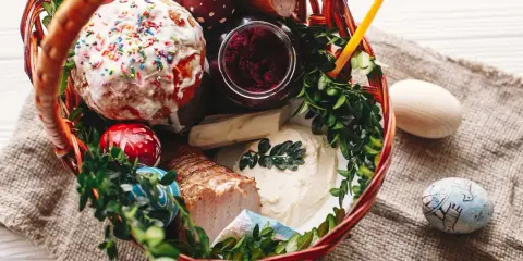 Koszyczek wielkanocny: chrzan, kiełbasa, jajka, babka i świeca. Idealny pomysł, jak zrobić koszyczek wielkanocny.