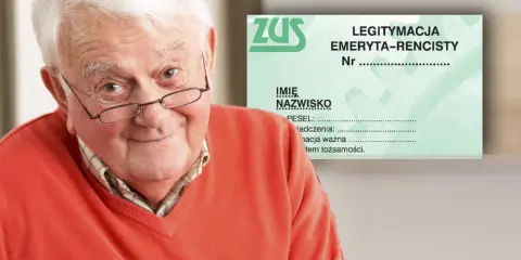 Uśmiechnięty starszy pan z okularami prezentuje legitymację emeryta wojskowego ZUS.