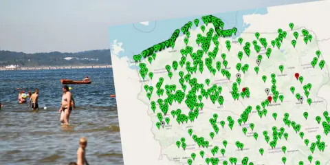 Ludzie kąpiący się w Bałtyku, obok mapa Polski z zaznaczonymi punktami, być może informującymi o zagrożeniu sinice bałtyk.