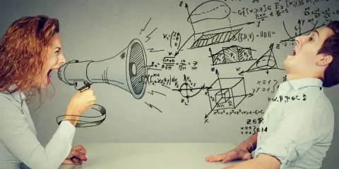 Une femme crie dans un mégaphone, des formules mathématiques complexes apparaissent sur le mur, symbolisant peut-être une personne hpi borderline submergée.