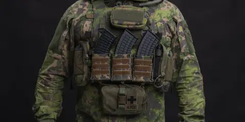 Gotowy do akcji: plate carrier setup z magazynkami, apteczką i dodatkowym wyposażeniem.