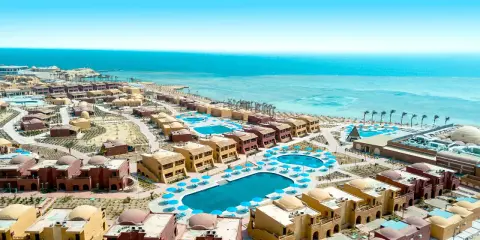 Widok z lotu ptaka na kompleks hotelowy nad Morzem Czerwonym. Idealne miejsce, kiedy do Egiptu na wakacje.