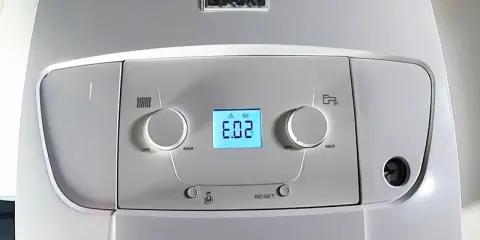 Caldera Baxi Victoria Condens con display que muestra "E.02", indicando un problema.