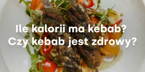 Dwa szaszłyki z mięsem i warzywami na talerzu.