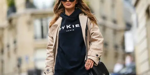 Modna kobieta w czapce z daszkiem i beżowym płaszczu. Stylowe czapka z daszkiem stylizacje na co dzień.
