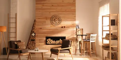 Salón acogedor con chimenea de madera, muebles de estilo rústico y luz cálida entrando por la ventana.