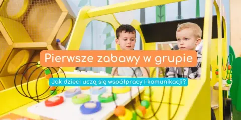 Dwóch chłopców bawi się w żółtym pojeździe, ucząc się współpracy i komunikacji.