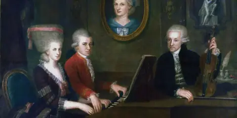 Portret rodziny Mozarta: Leopold, Wolfgang i Nannerl przy klawesynie. W tle portret Anny Marii Pertl.