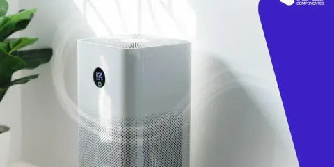 Un purificador de aire blanco con pantalla digital muestra que los deshumidificadores funcionan.