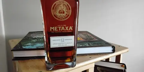 Butelka Metaxy 12 Gwiazdek, greckiego specjału. To jest właśnie metaxa, co to jest - wykwintny trunek.