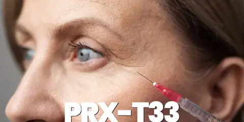 Primo piano del viso di una donna con rughe sottili, con una siringa che si avvicina alla pelle. Il testo "PRX-T33" è sovrapposto.
