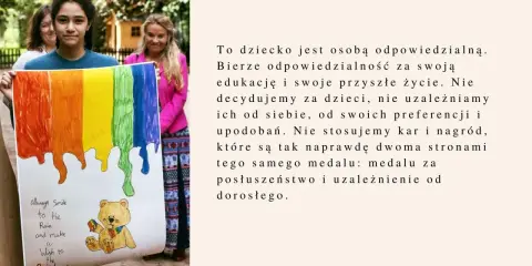 Dziewczynka z tęczowym rysunkiem i misiem. Cytaty Marii Montessori o odpowiedzialności dzieci.