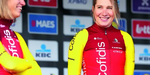 Clara Koppenburg strahlt im Cofidis-Trikot. Sie ist eine erfolgreiche Radsportlerin.