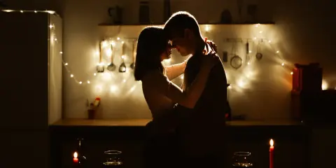 Para, która kiedyś była wrogami, teraz tańczy przy świecach i lampkach. To właśnie jest "enemies to lovers co to".