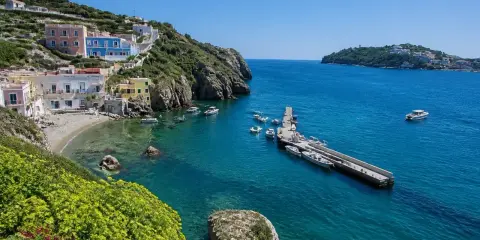 La spiaggia di Santa Maria a Ponza, con le sue case colorate aggrappate alla collina e il mare cristallino, è un incanto.