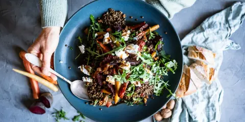 Herzhafter Linsensalat mit Roter Bete, Karotten und Ziegenkäse. Ein tolles linsensalat rezept für jede Gelegenheit.