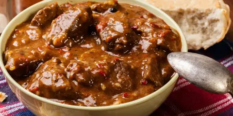 Un invitante stracotto toscano in una ciotola, pronto per essere gustato con pane fresco.