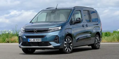 Opel Combo Life azul, ideal para familias. Conoce sus medidas y versatilidad.