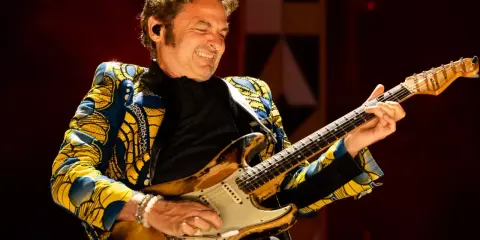 Un guitariste exprime sa passion sur scène, un moment vibrant de la Fête de la Musique à Carpentras.