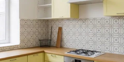 Stare płytki w kuchni? Odmień je bez kucia! 7 sprawdzonych metod