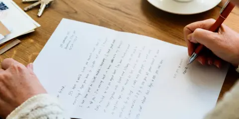Piszę list do przyjaciela, z nadzieją na szybkie spotkanie. Z wyrazami szacunku, Maria.