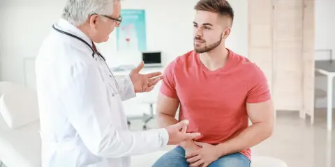 Lekarz omawia z pacjentem objawy, które mogą wskazywać na ostre zapalenie prostaty.