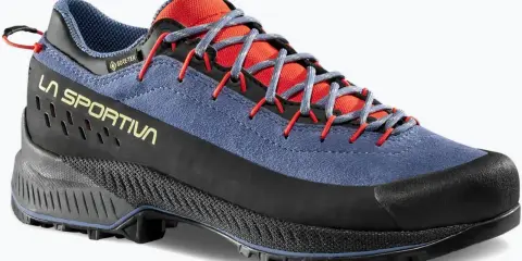 Niebieskie buty trekkingowe La Sportiva TX4 Evo z czerwonymi akcentami i szarymi sznurówkami. Wodoodporna membrana Gore-Tex.