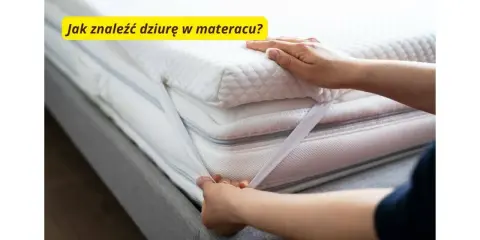 Ręce poprawiające ochraniacz na materac, by sprawdzić, jak znaleźć dziurę w materacu.