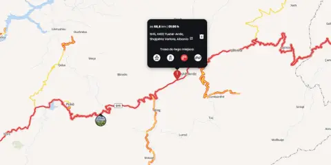 Planowanie trasy motocyklowej przez górzyste tereny Albanii, z zaznaczoną drogą SH5 i punktem docelowym Fushë-Arrëz.