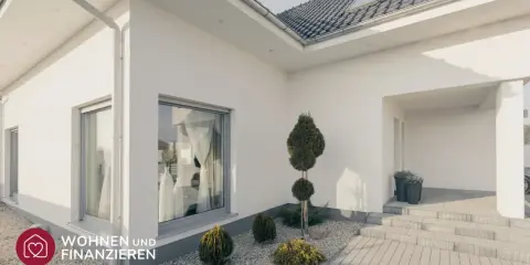 Moderner Bungalow mit großem Fenster und gepflegtem Vorgarten. Hier wird die bungalow definition lebendig.