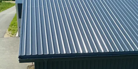 Dach z blachy trapezowej T35, widoczny rozstaw łat pod blachę, gotowy do montażu.