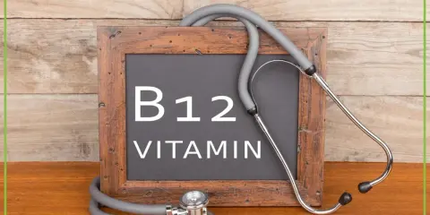 Tablica z napisem "B12 VITAMIN" i stetoskopem. Czy nadmiar witaminy B12 może być problemem?