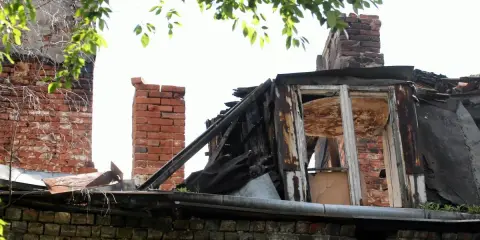 Budynek grozi zawaleniem? Poznaj procedury i uniknij kosztów