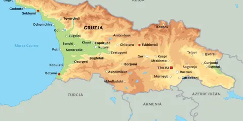 Mapa polityczna Gruzji, pokazująca jej położenie między Morzem Czarnym, Rosją, Turcją, Armenią i Azerbejdżanem. Widoczne miasta i ukształtowanie terenu.