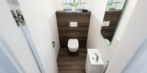 Un bagno piccolo con WC, lavandino compatto e specchio. Ottime idee per sfruttare al meglio lo spazio.