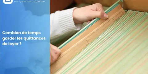 Maintenant, vous savez combien de temps garder les quittances de loyer. Une main trie des dossiers suspendus dans un classeur.