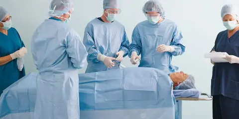 Ett kirurgteam förbereder sig för en operation. Kanske är detta en del av ett läkaruppror för bättre arbetsvillkor.