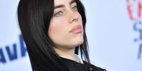 Billie Eilish z błękitnymi oczami i czarnymi włosami. Zastanawiasz się, ile kosztuje bilet na koncert Billie Eilish?